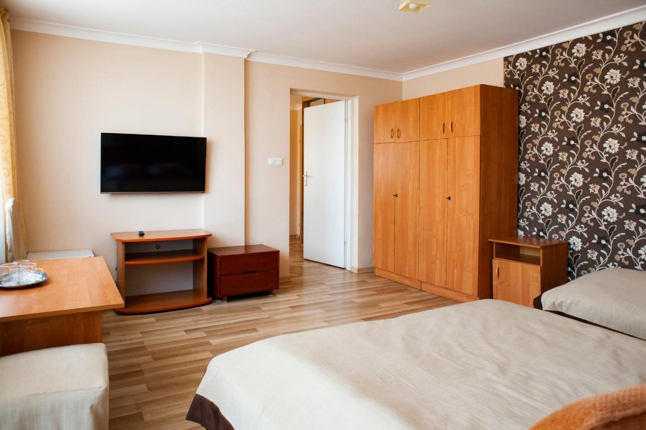 Hotel Livia Воломин Екстериор снимка