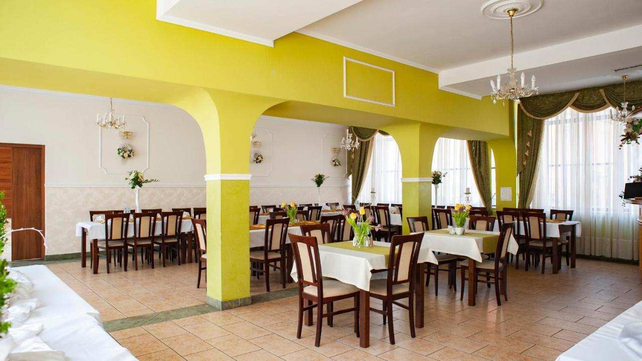 Hotel Livia Воломин Екстериор снимка
