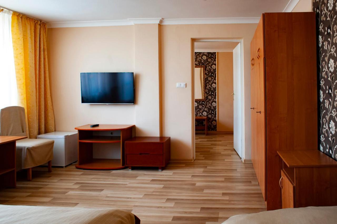 Hotel Livia Воломин Екстериор снимка