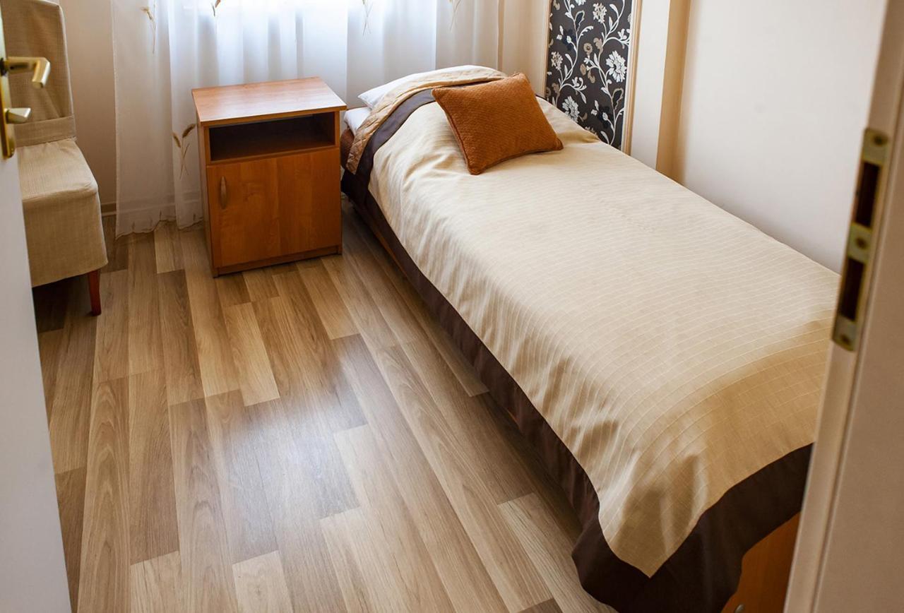Hotel Livia Воломин Екстериор снимка
